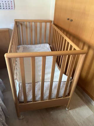 Cuna de madera para bebé