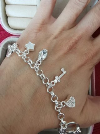 Pulsera de plata con charms