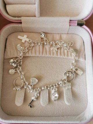 Pulsera de plata con charms