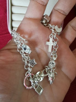 Pulsera de plata con charms