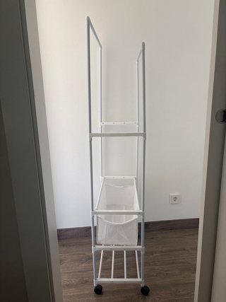Perchero con cesta y ruedas.