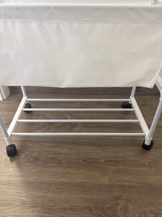 Perchero con cesta y ruedas.
