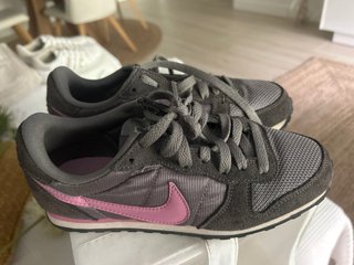 Zapatillas Nike grises y rosas