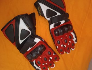 Guantes de moto rojos y negros