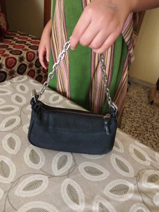 Bolso de hombro negro con cadena