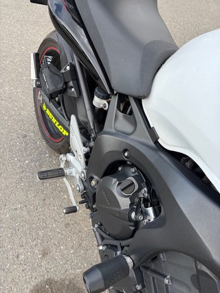 Yamaha FZ6 Naked Blanca y Negra.
