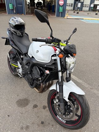 Yamaha FZ6 Naked Blanca y Negra.
