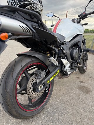 Yamaha FZ6 Naked Blanca y Negra.