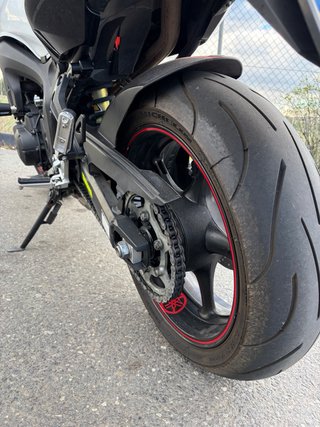 Yamaha FZ6 Naked Blanca y Negra.