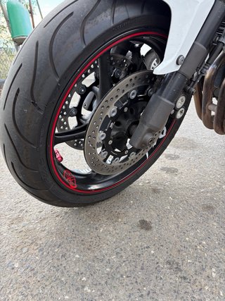 Yamaha FZ6 Naked Blanca y Negra.