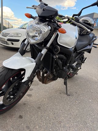 Yamaha FZ6 Naked Blanca y Negra.