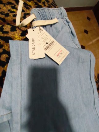 Pantalón vaquero fluido.