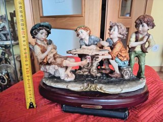 Figura Capodimonte Niños Jugando Cartas