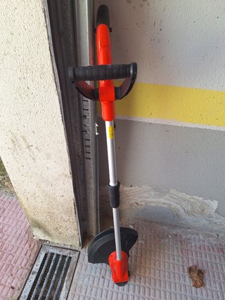 Desbrozadora eléctrica naranja