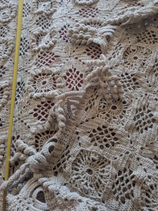 Colcha crochet beige con flecos