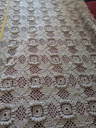Colcha crochet beige con flecos