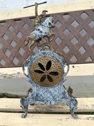 Reloj de sobremesa antiguo con figura
