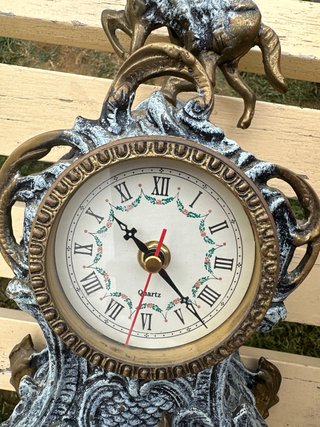 Reloj de sobremesa antiguo con figura