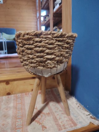 Portavasi in Fibra Naturale con Treppiede