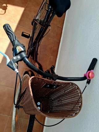 Bicicleta City 65 Morada con cesta