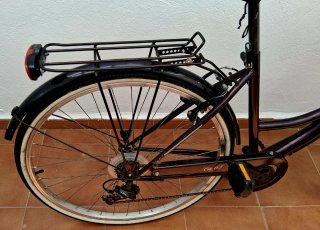 Bicicleta City 65 Morada con cesta