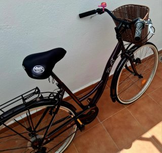 Bicicleta City 65 Morada con cesta