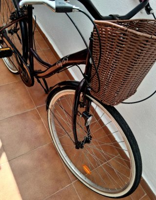 Bicicleta City 65 Morada con cesta