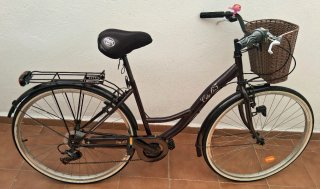 Bicicleta City 65 Morada con cesta
