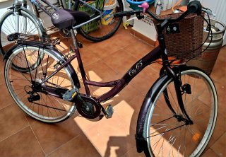 Bicicleta City 65 Morada con cesta