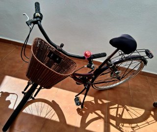 Bicicleta City 65 Morada con cesta