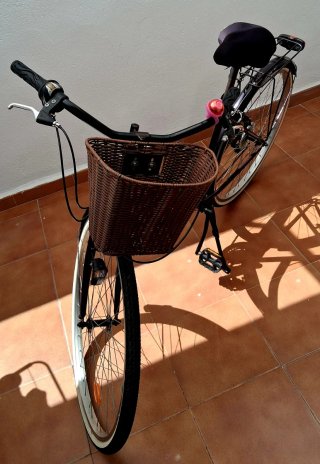 Bicicleta City 65 Morada con cesta