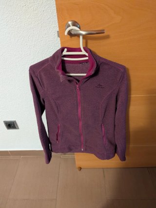 Sudadera morada con cremallera
