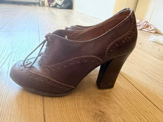 Zapatos tacón Gloria Ortiz piel marrón
