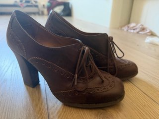 Zapatos tacón Gloria Ortiz piel marrón