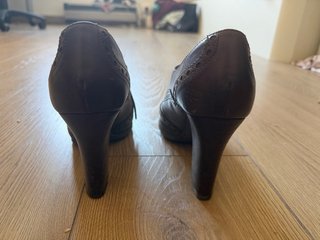 Zapatos tacón Gloria Ortiz piel marrón