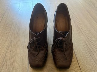 Zapatos tacón Gloria Ortiz piel marrón