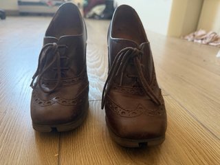 Zapatos tacón Gloria Ortiz piel marrón