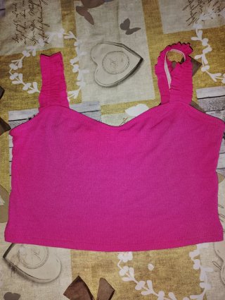 Top rosa con tirantes fruncidos
