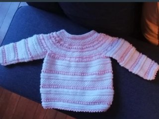 Jersey de bebé tejido a mano.