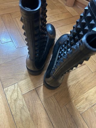 Botas de agua negras con tachuelas