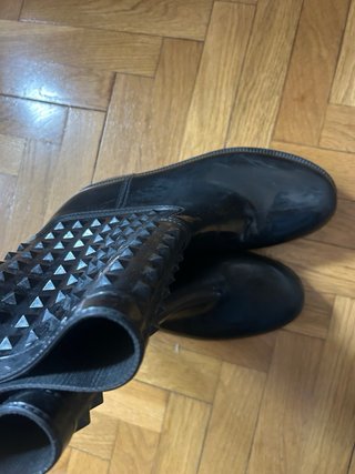 Botas de agua negras con tachuelas