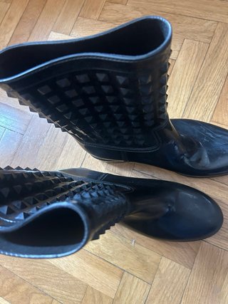 Botas de agua negras con tachuelas