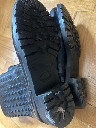 Botas de agua negras con tachuelas