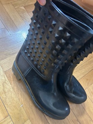 Botas de agua negras con tachuelas