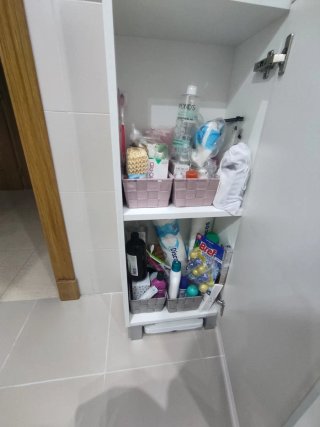 Muebles auxiliares de baño blanco y madera
