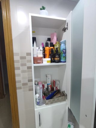 Muebles auxiliares de baño blanco y madera