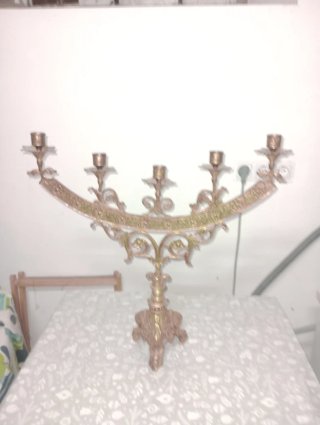 Candelabro dorado de metal