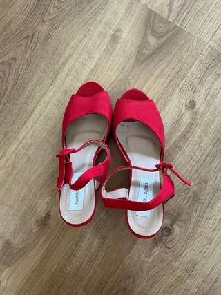 Sandalias cuña rojas bordadas