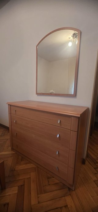 Cómoda de madera con espejo