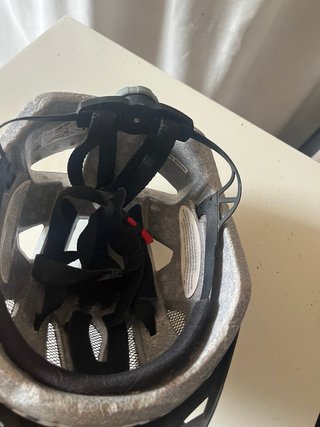 Casco de bicicleta blanco y azul
